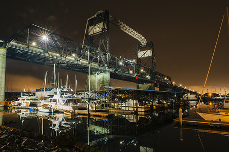 美国华盛顿州塔科马普吉特湾夜间港口门架高清图片