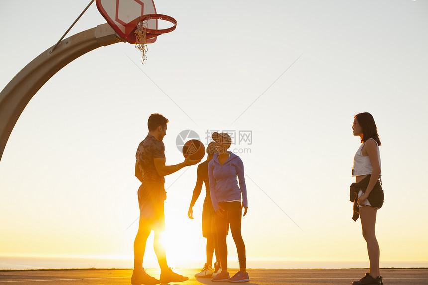 一群朋友在户外打篮球图片