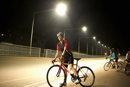 在公路上骑行的自行车运动员图片