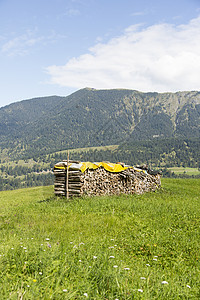 德国巴伐利亚州山脉和前面的木屋高清图片