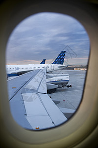 航空站从飞机窗口查看背景