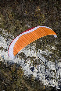 塞勒夫山山下滑翔的极限运动爱好者背景