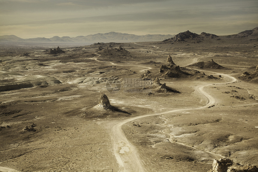 美国加利福尼亚州刮风沙漠道路图片