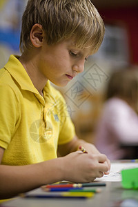 男孩在课堂上写作图片