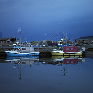 夜间港口渔船图片