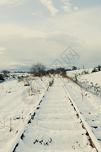 农村积雪覆盖铁路轨道的风景图片