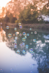 空中浮动的泡泡图片