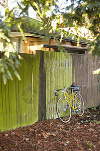 自行车靠着围栏图片