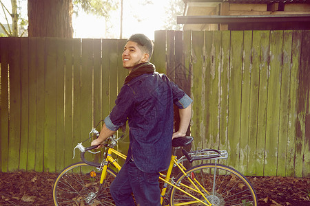 推着自行车的青年男子图片