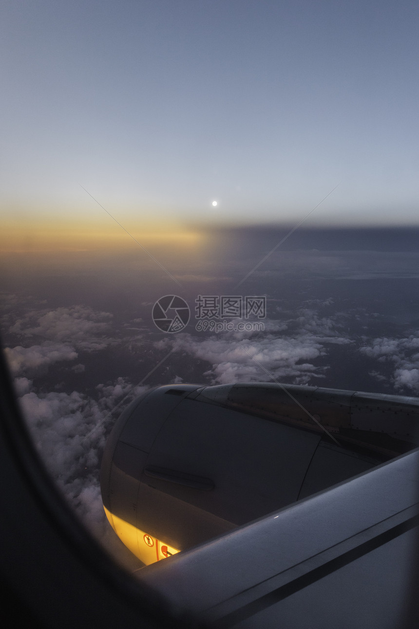 从比利牛斯上空的飞机窗口中的日落图片