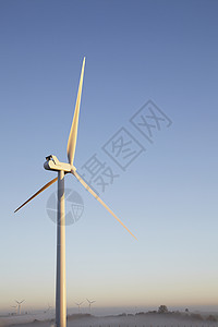 蓝天背景的风力涡轮机图片