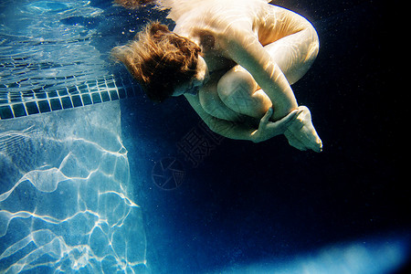 水下蜷缩着身体的女人图片