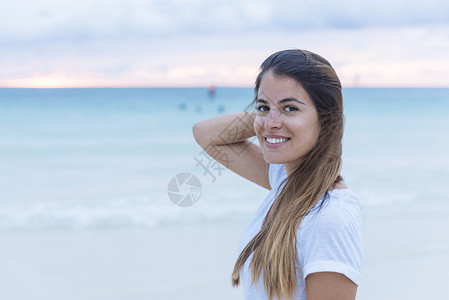 白沙滩上年轻女性的肖像图片