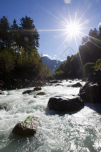 瑞士格林德瓦尔德的岩石和河流景观高清图片