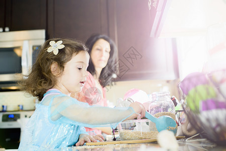 厨房里帮助母亲的小孩图片