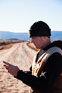 在美国亚利桑那州卡伦塔的公路旅行中迷失的人图片
