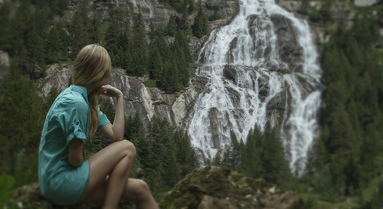 妇女观看瀑布高清图片