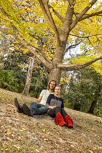 在树下坐着的一对夫妇图片