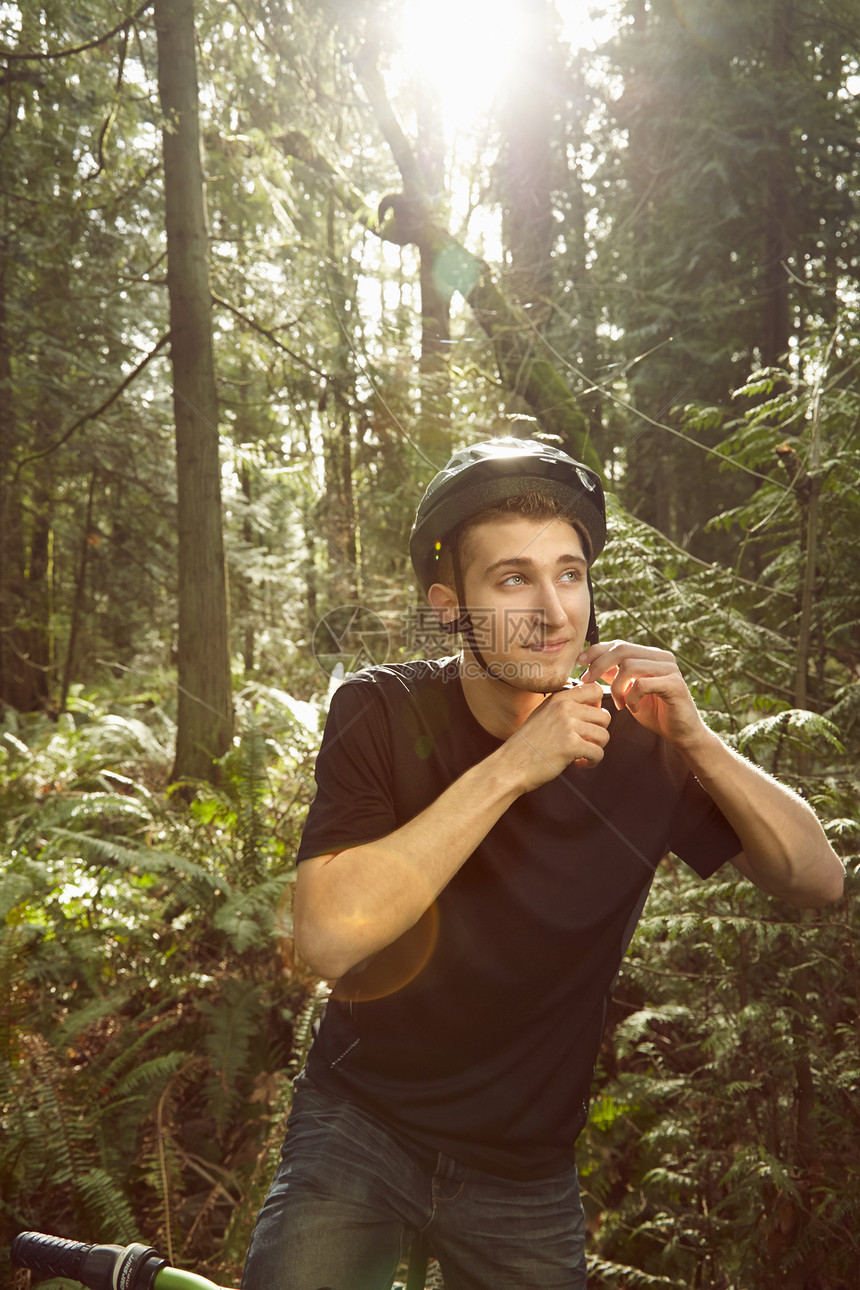 森林中戴头盔的年轻人图片