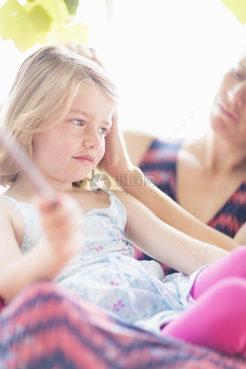 女儿坐在母亲的膝上图片