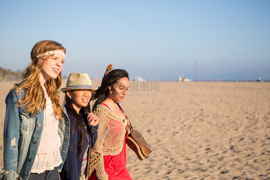 美国圣莫妮卡海滩码头的女孩们图片