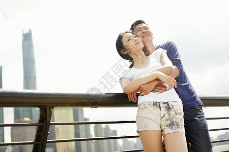 在上海外滩边拥抱的情侣图片