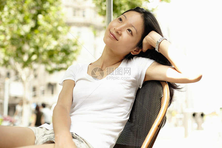 年轻女士坐在街边休息图片