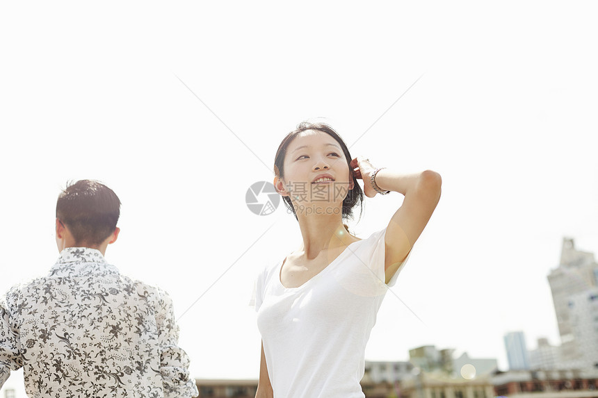 上海外滩年轻女游客图片