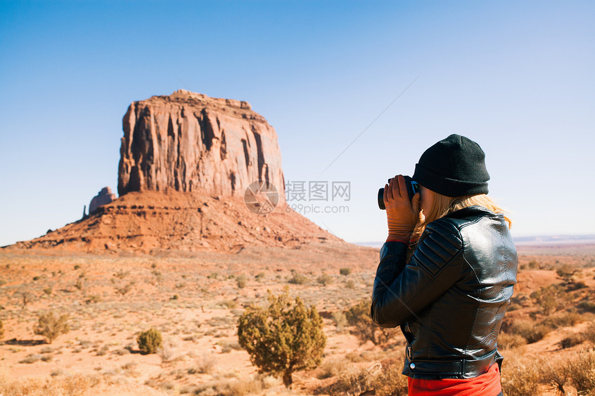 在美国犹他州古迹拍照的女性图片