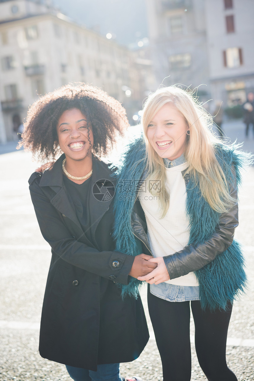 两名女人在小镇广场上笑图片