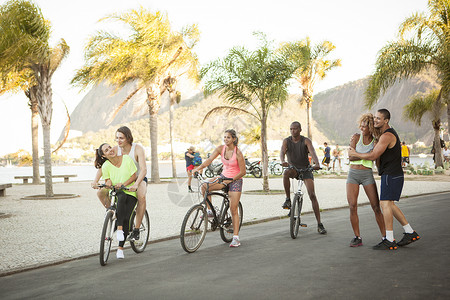 巴西里约热内卢在公园骑自行车的一群人图片