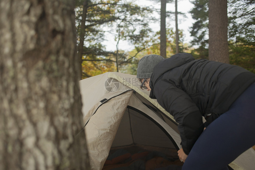 美国缅因州女人在森林中搭帐篷图片