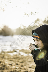 年轻人在湖边喝咖啡图片