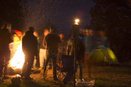 美国俄勒冈州史密斯洛克立公园野营的人们高清图片