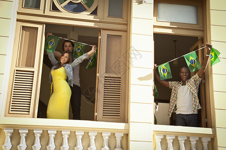 高举巴西国旗的学生图片