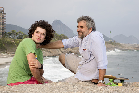 巴西里约热内卢伊帕马海滩父亲和儿子图片