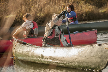 成年中妇女乘坐独木舟转身图片