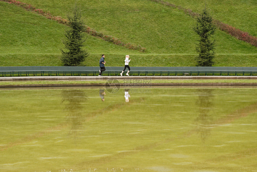 男人和女在湖边奔跑图片