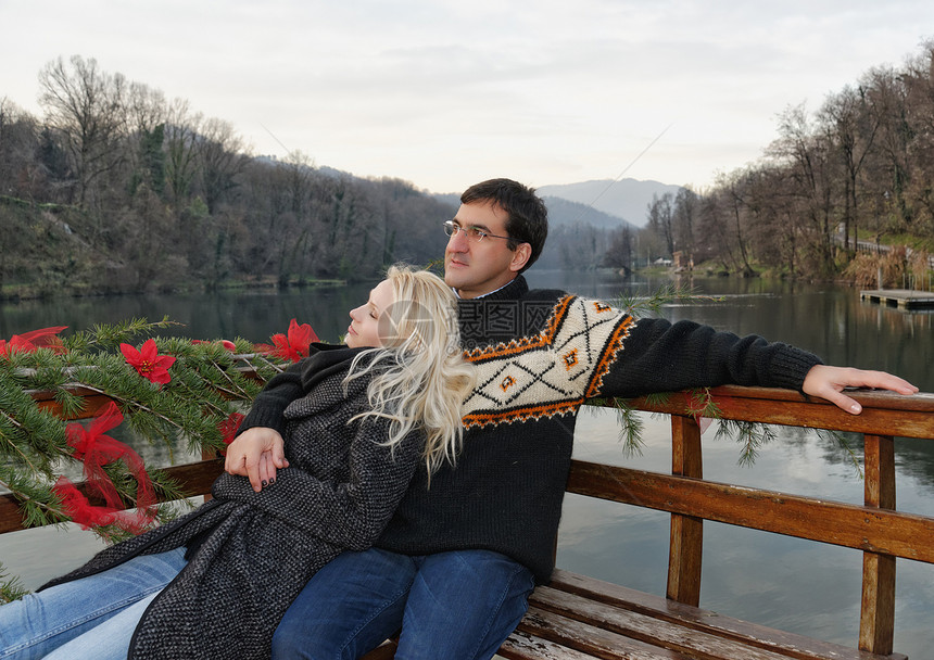 在意大利伦巴迪湖边的长凳上放松异恋夫妇图片