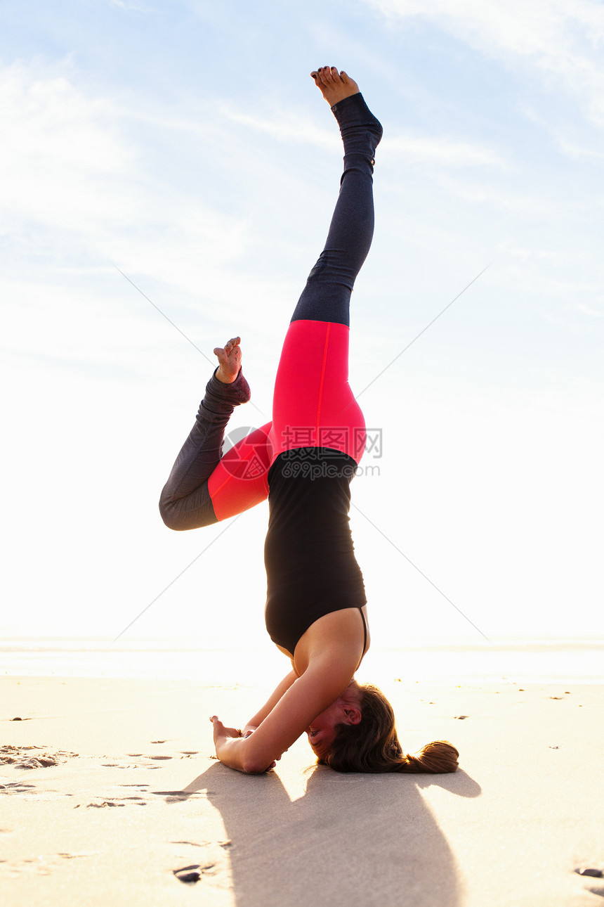 在沙滩上做瑜扮演的女人图片