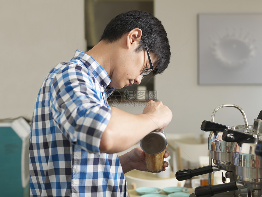 在咖啡酒吧后面工作的人图片