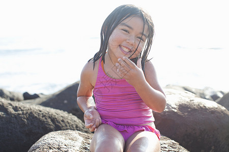女孩在海滩上玩高清图片