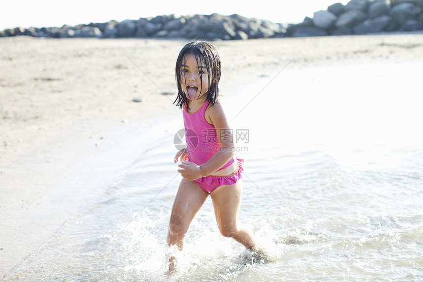 女孩在海滩上玩耍毛伊夏威夷美国图片