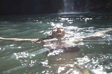 妇女游泳背景瀑布图片