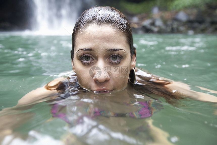 妇女游泳背景瀑布图片