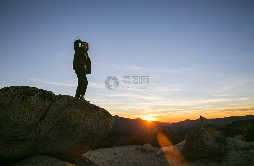 美国加利福尼亚州洛杉矶日落时看风景的年轻人图片