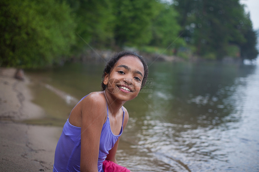 美国纽约乔治湖暑期水边女孩图片