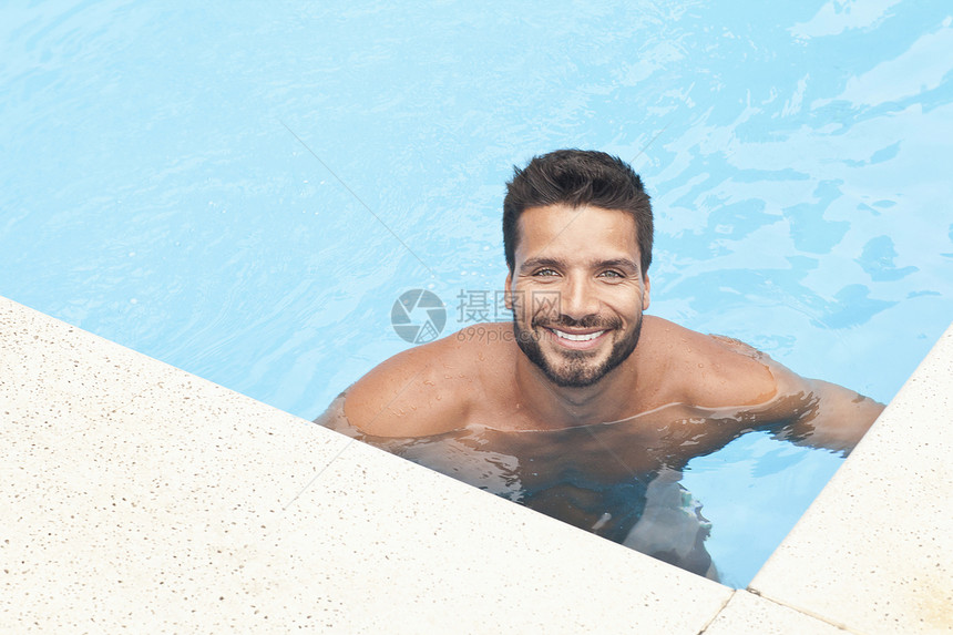 游泳池里的男人图片