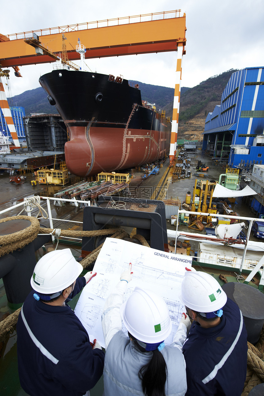 韩国高松号船厂的工人正在看船厂的计划文件图片