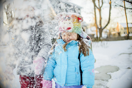 女孩在雪地里玩雪图片
